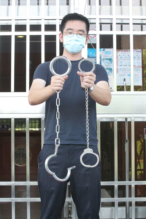 固定式腳鐐及活動式腳鐐對照圖。張喆喜攝