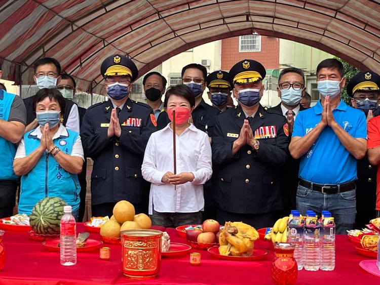 台中市長盧秀燕與當地立委、議員執香祈求工程順利。豐原分局提供
