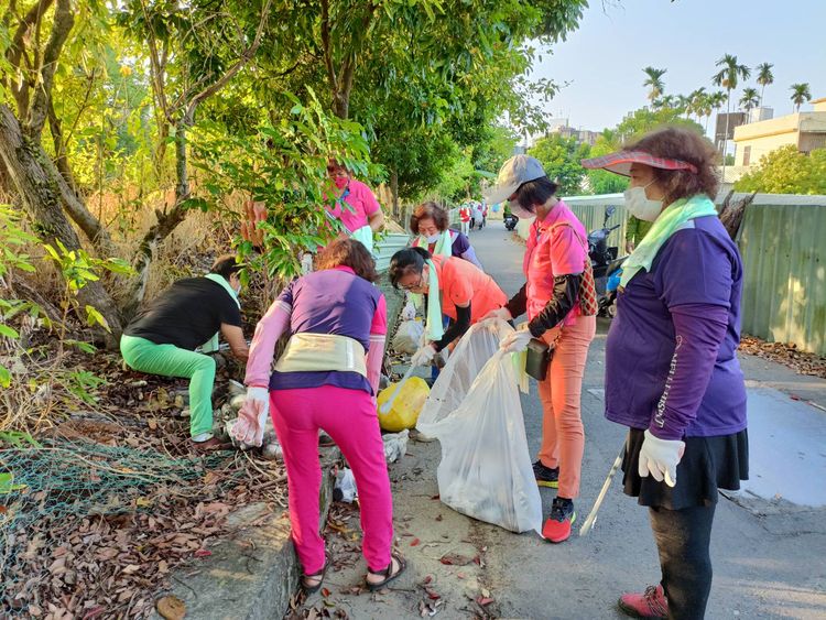 台中市太平清潔隊與當地環保志工上午進行淨山活動，隊員卻在活動前先沿途丟棄垃圾，再拍照。台中市環保局提供