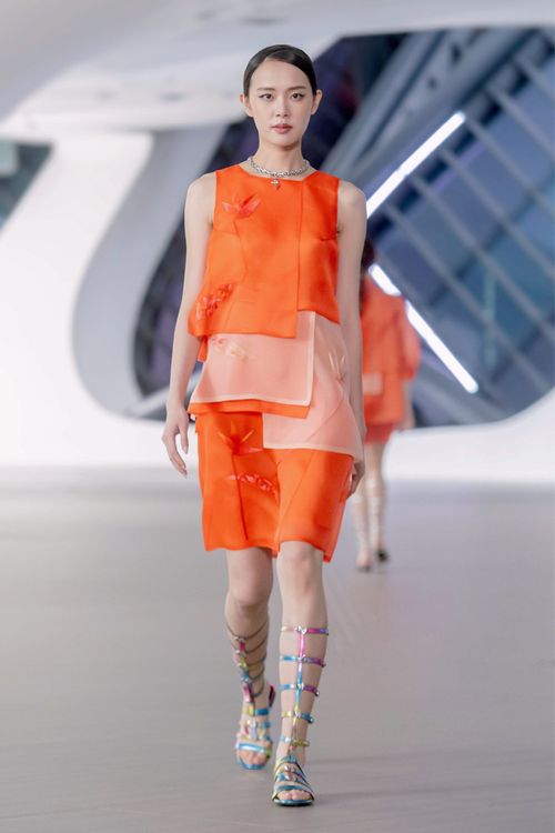 由7片裁片所構成的多層次經典立領洋裝，創造出富有獨特立體感的層次變化。品牌提供