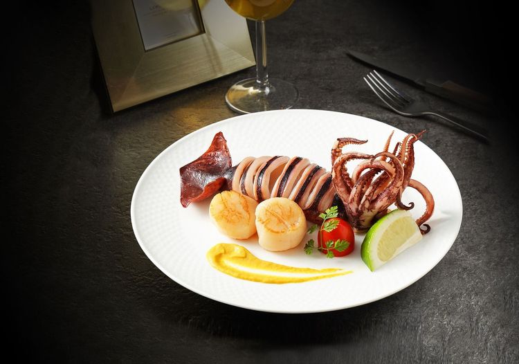 完成安心口訣挑戰，到王品牛排消費兩客套餐送價值558元的「醬香魷魚佐干貝」。業者提供