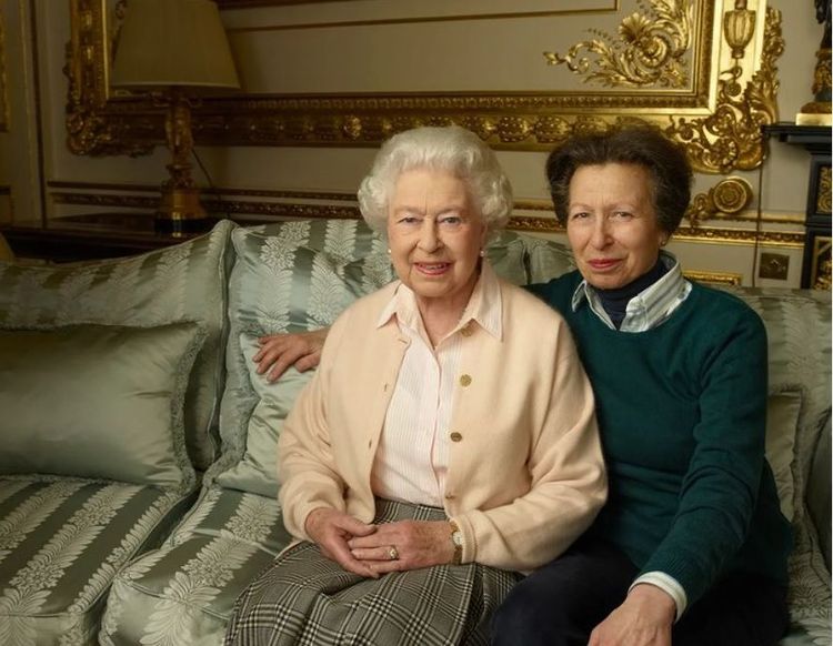 安妮公主據傳是唯二可以直接打手機給女王的人之一。翻攝IG / The Royal Family