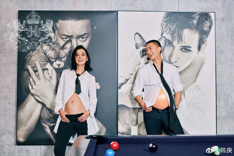 韓庚（右）今年5月逗趣戴上假肚子，和老婆盧靖姍宣布懷孕喜訊。翻攝韓庚微博