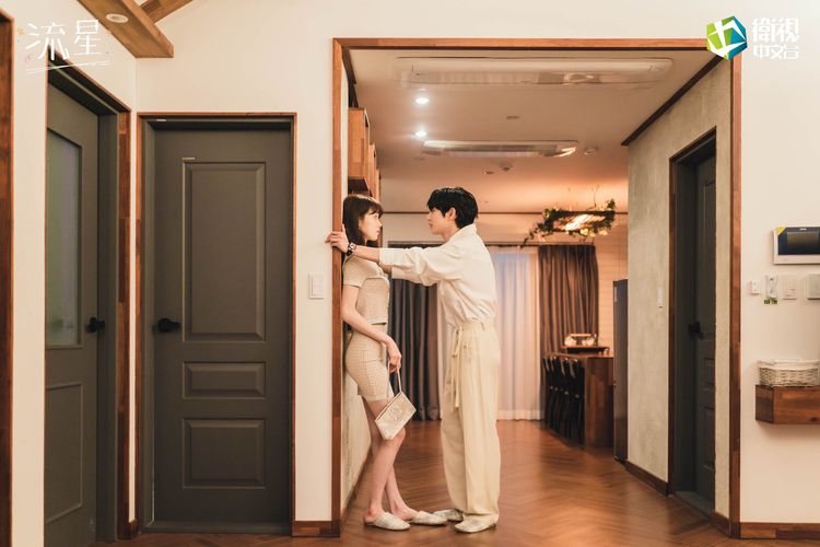 175公分的李聖經（左）腿長就有112公分，與185公分的金永大十分速配。衛視中文台提供