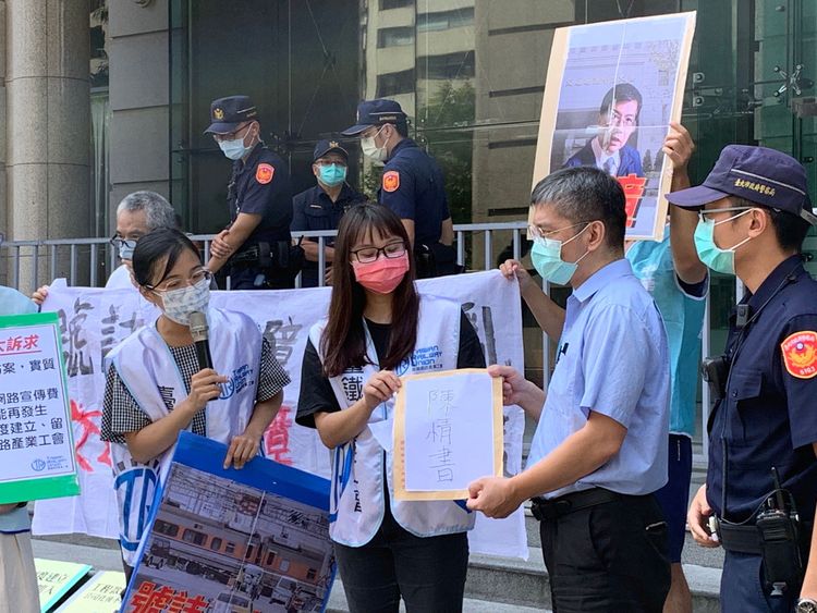 交通部路政司鐵工科陳祖安出面接陳情書。胡順惠攝
