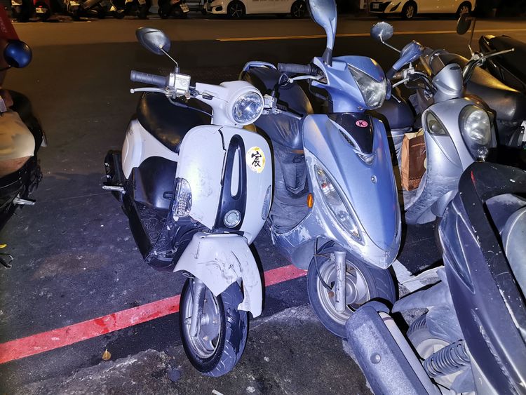 王男歸還簡男機車時車殼破損。陸運鋒攝