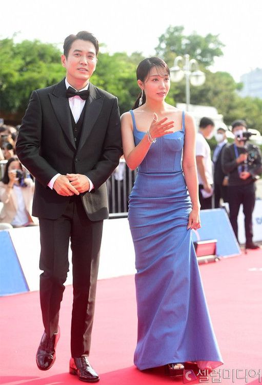 朱相昱（左）攜手鄭恩地走紅毯。翻攝celuvmedia