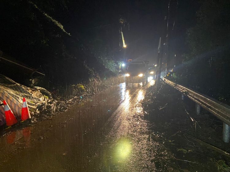 工程人員冒雨搶通。翻攝畫面