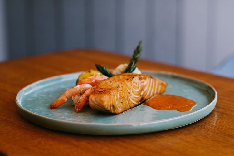 香草奶油鮭魚鮮蝦佐番茄醬汁。業者提供