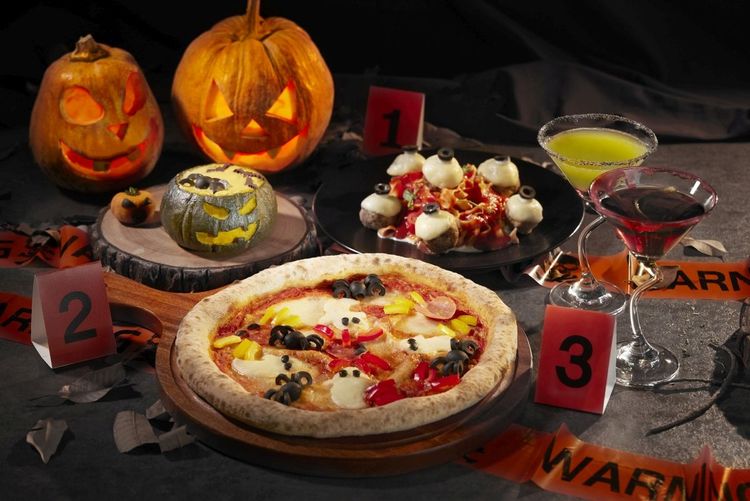 台北喜來登比薩屋「萬聖劫」端出刻上鬼臉表情的南瓜燈籠湯、爬滿蜘蛛的窯烤臘腸比薩，以及眼球爆漿義大利麵。業者提供