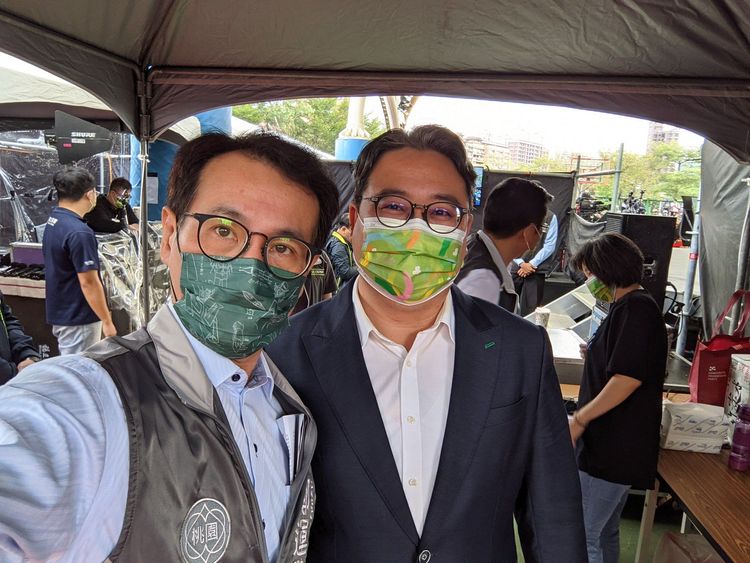 黃世杰（右）任鄭運鵬（左）競選團隊總幹事。翻攝黃世杰臉書