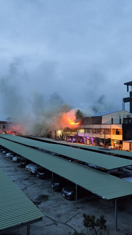 龍井區遊園南路透天厝失火，現場冒出火舌及濃煙。翻攝龍井之鄉
