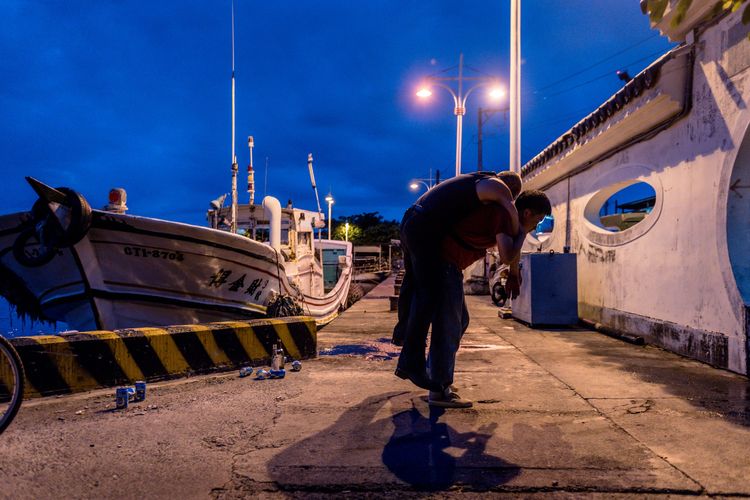 《兜兜風》黃劭揚（右）在片中背起林鉅，開始一段回家的路程。瀚草影視提供