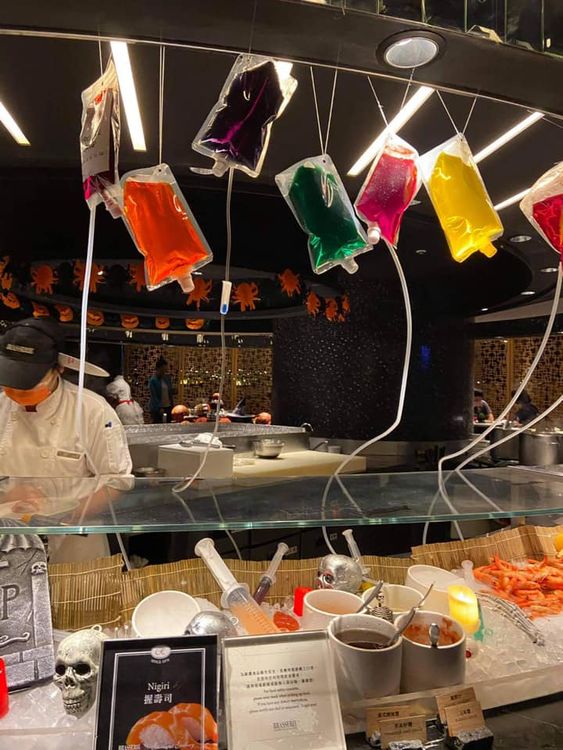 栢麗廳自助餐廳則將在萬聖節周末舉辦「萬聖節變裝派對」，現場有各式各樣應景美食、鬼節場景佈置與拍照背板。業者提供