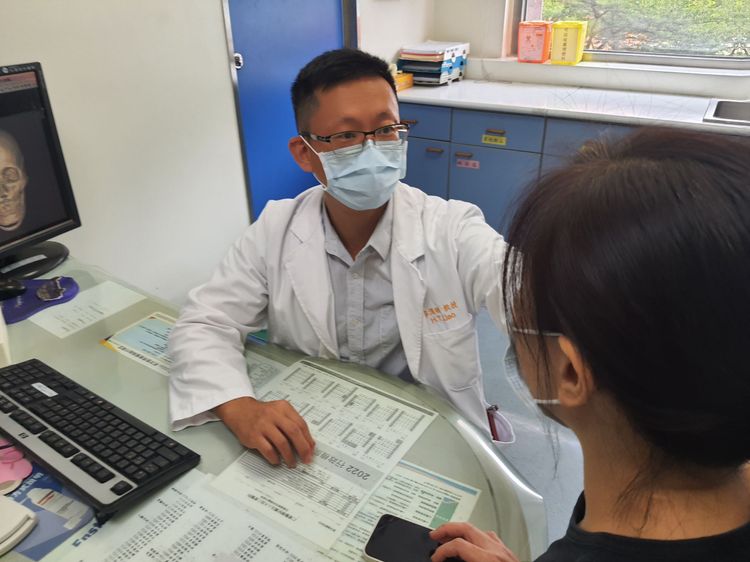 大里仁愛醫院整型外科廖漢聰說，術中即時導航輔助及電腦斷層手術，是精準顱顏面重建的新利器。大里仁愛醫院提供