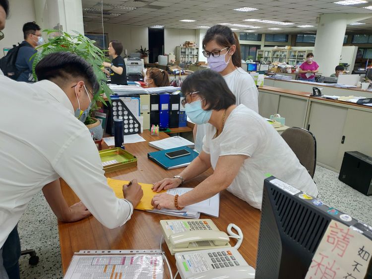 沈慧虹競選辦公室發言人劉康彥檢舉林耕仁論文涉嫌抄襲，並將資料交至中華大學。資料畫面