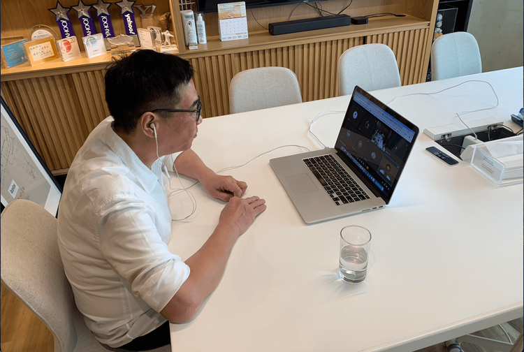 關錦鵬接受台灣媒體跨海採訪。甲上娛樂提供