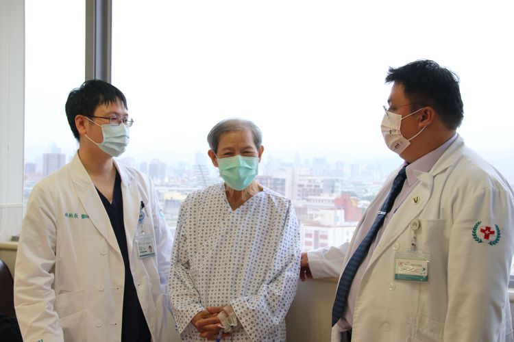 輔大醫院醫師發現病患為非典型腦中風個案，經及時搶救，讓病患成功脫險。（左、林柏辰醫師，中、病患陳先生，右、范修平醫師）。輔大醫院提供