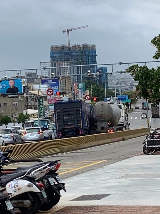 台中市向上路發生貨櫃車追撞多車的車禍。翻攝臉書社團沙鹿之美