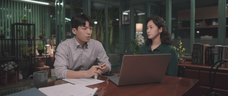 金高銀（右）為了找到謀殺案的幕後首腦，跟公司本部長魏嘏雋推理案件經過。翻攝Netflix