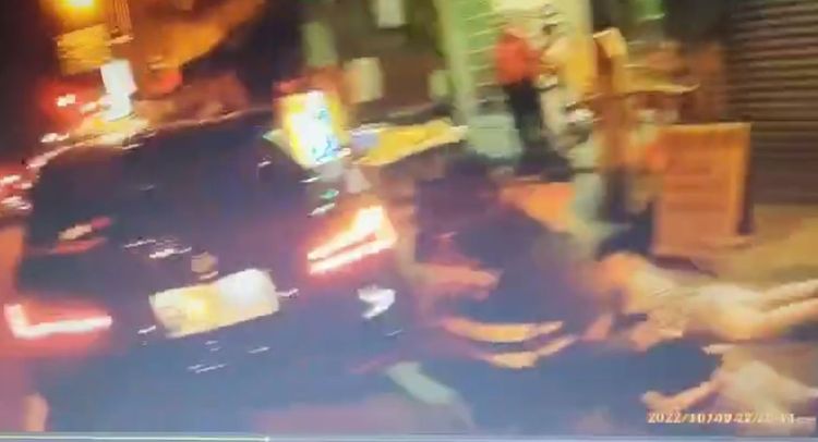 警方喝令涉案青少年趴在地上。讀者提供