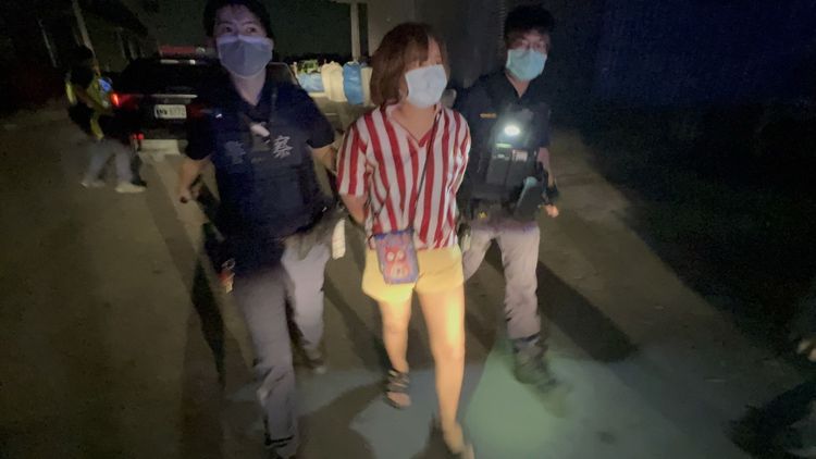 警方將被捕女子帶回偵訊。侯昌騰攝