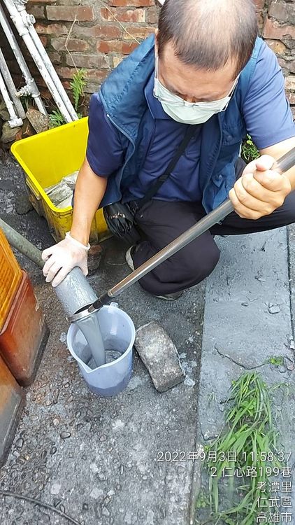 環保局人員在現場採樣水質。高市環保局提供