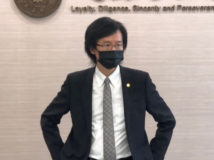 逢甲大學副校長唐國豪，上午面對鏡頭說明許淑華論文案審議結果。讀者提供