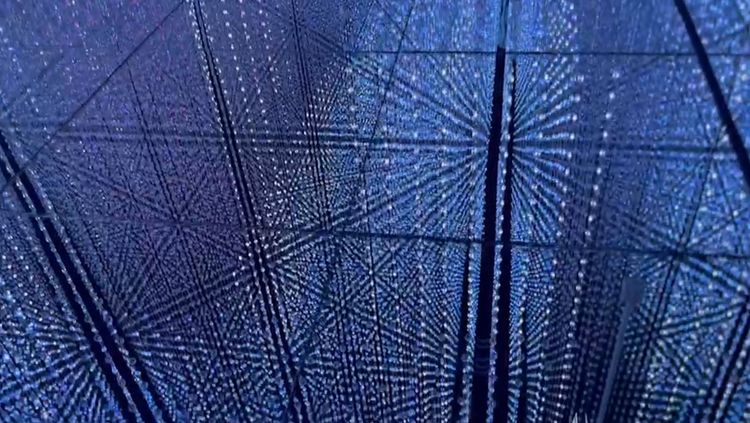 水晶燈打造出炫目的展區「鏡」。周庭慶攝