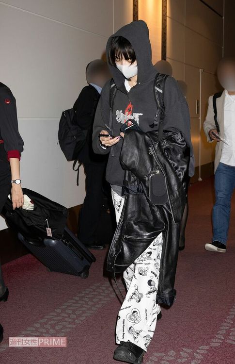 小松菜奈打扮低調，開心結束和老公菅田將暉的英國之旅。翻攝週刊女性