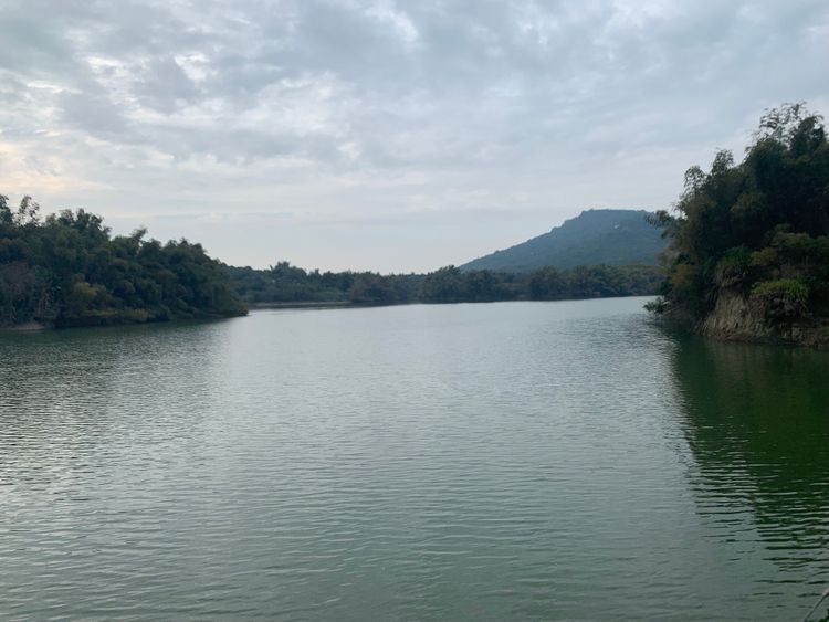 阿公店水庫風景秀麗，卻不肖分子傾倒廢棄物。讀者提供