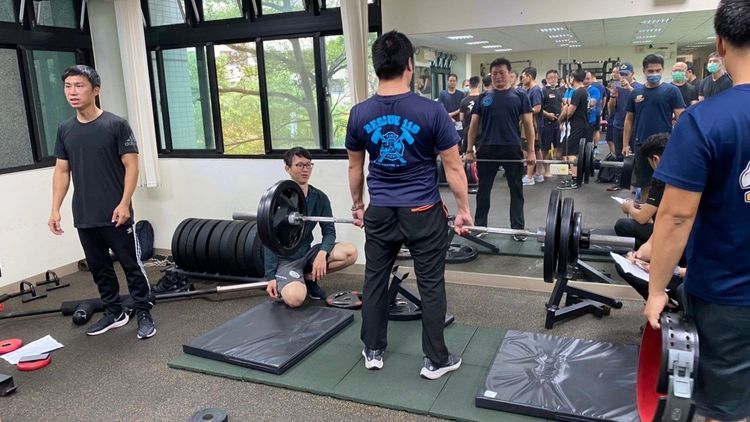 消防員進行重量訓練。新北市消防局提供