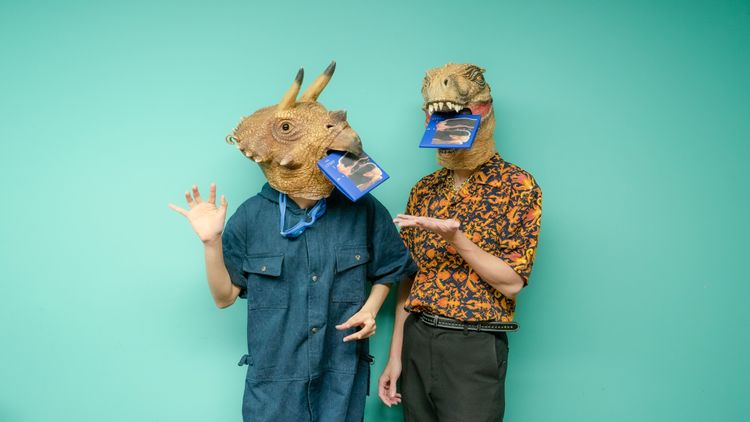 恐龍的皮參與包裝專輯。好多音樂提供