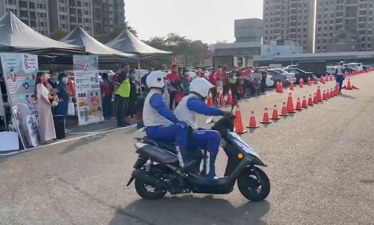 機車業者的「安駕團隊」教授安全的騎乘機車姿勢等課程。台中市交通警察大隊提供