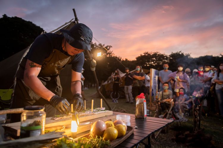 露營達人進行野炊示範，民眾熱情圍觀。高雄市觀光局提供