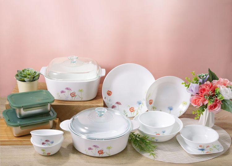 即日起HAPPYGO會員單筆消費滿200元贈1枚集點貼紙，集滿3枚加價499元起即可換購康寧餐具。業者提供