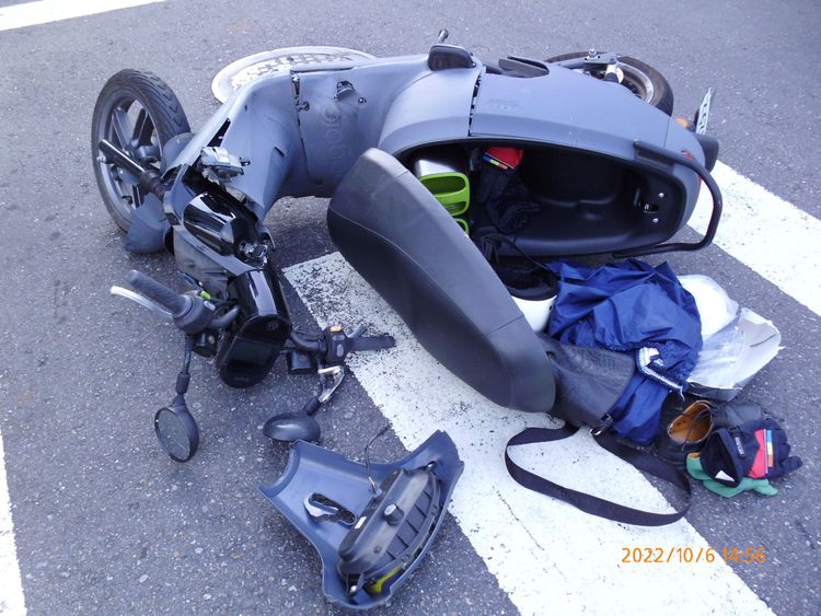 劉男機車被撞倒。讀者提供