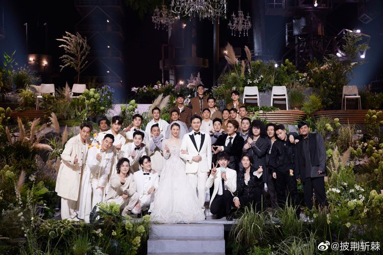《披荊斬棘的哥哥2》全員與新郎、新娘合照。翻攝披荊斬棘微博