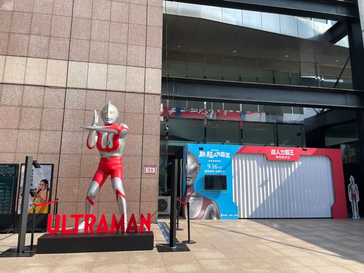 《新．超人力霸王》在新光三越信義店A11開設快閃店，4公尺高超人力霸王巨像坐鎮。野獸國提供