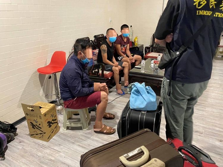 查緝人員在民宅內查獲非法移工。台中市專勤隊提供