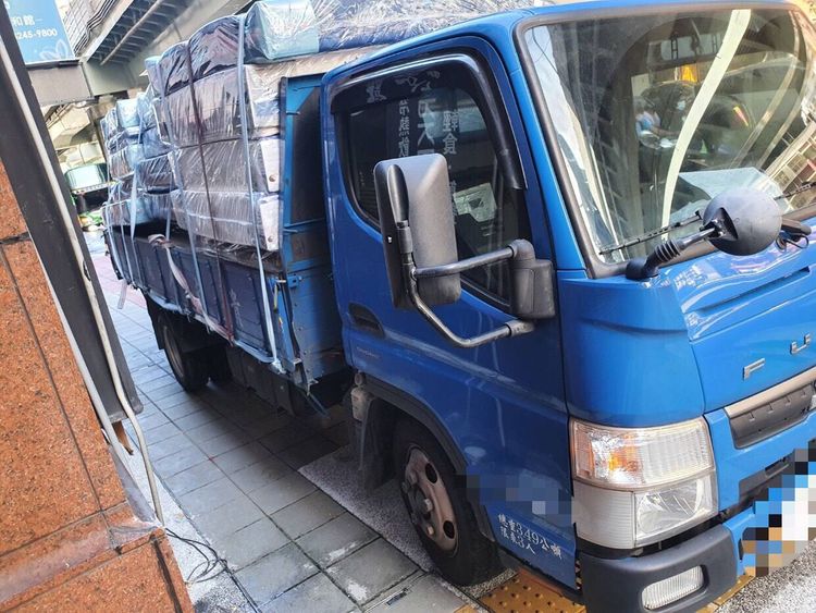 肇事的小貨車滿載貨物。中和警分局提供