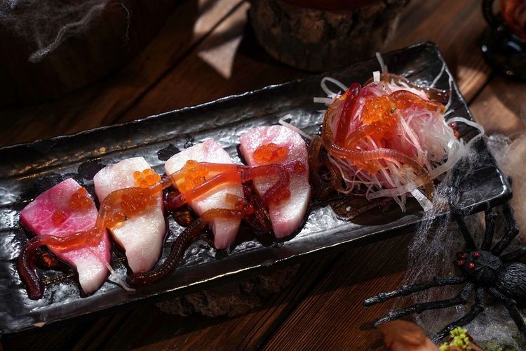 雲軒西餐廳推出萬聖節雙人套餐，圖為生魚片。業者提供