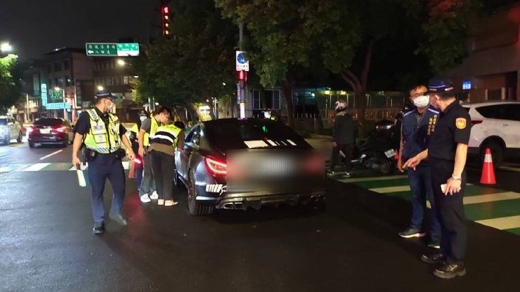 警方在轄內文化路進行攔查。板橋警分局提供