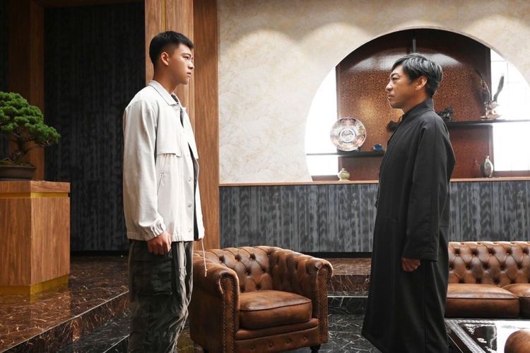 竹內涼真（左）在《六本木Class》利用多種手段向香川照之報仇。翻攝朝日電視台