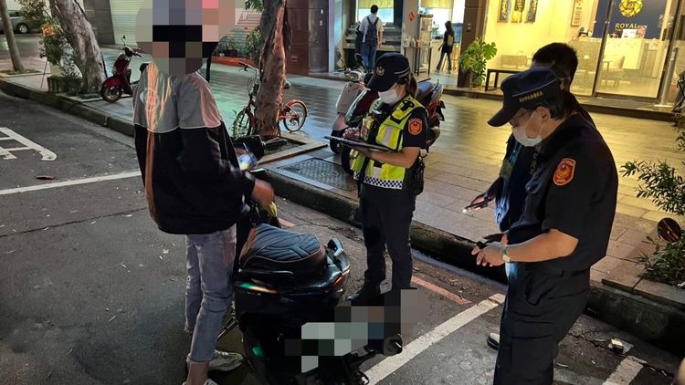 警方會同環保局人員攔查改裝噪音車。林口警分局提供