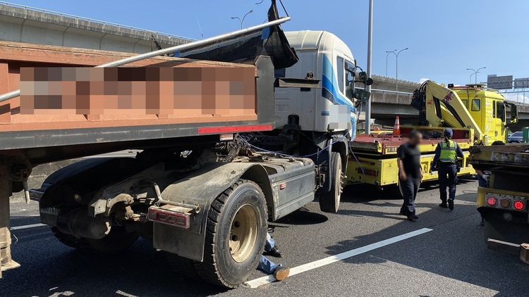 拖吊車準備將聯結車拖離現場。國道警察局提供