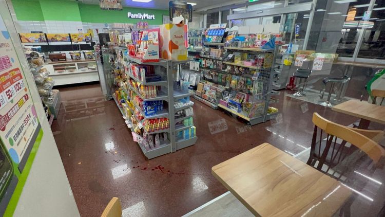 超商地板血跡斑斑相當嚇人。侯昌騰攝