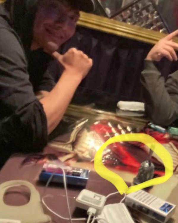 東谷義和說黃圈處是用布遮住的古柯鹼。翻攝東谷義和IG