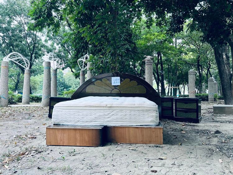 高雄公園內出現整組床組，床墊還疑是獨立筒床墊，被網友稱是最近公園的住房案。翻攝自臉書路上觀察學院