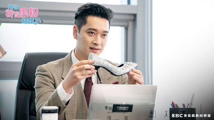 黃燦盛在《所以我和黑粉結婚了》想利用秀英來妨礙崔泰俊的演藝事業。東森提供